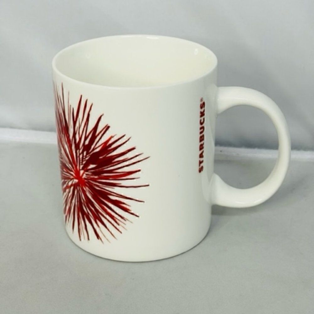 2014 Starbucks Coffee Mug Red Starburst Holiday Cup 12 oz Excellent - No cracks
